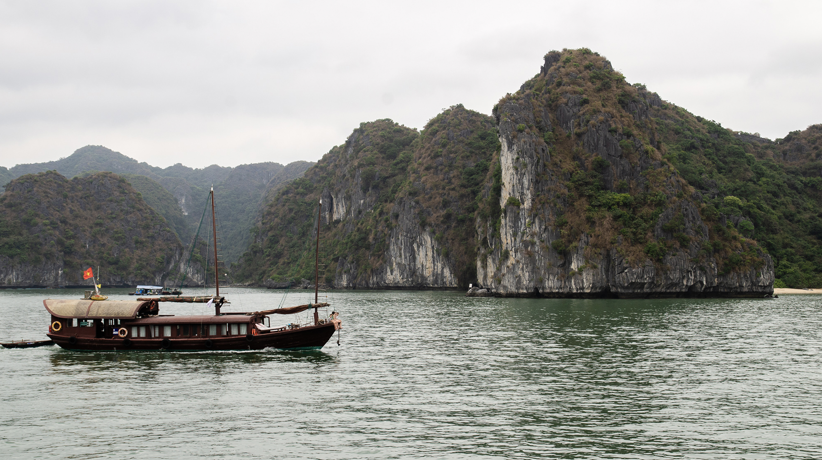 A FAMILY TRIP TO HALONG BAY